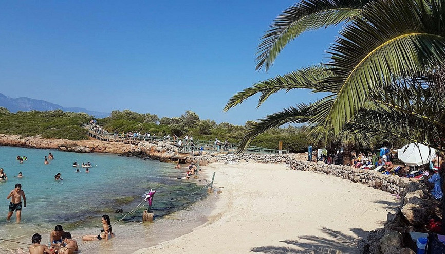 Plajındaki kumlarının Mısırdan gemilerle getirildiğine inanılan Sedir Adası