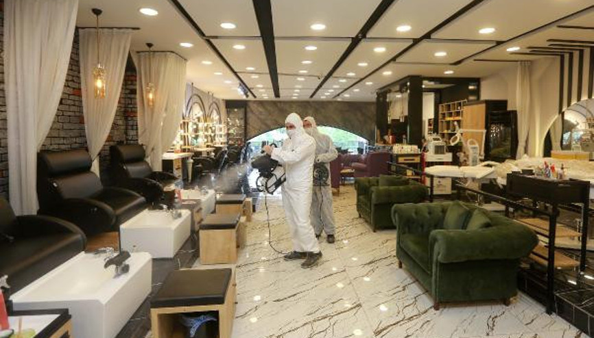 Yenimahallede berber ve kuaförler dezenfekte ediliyor Yenimahallede berber ve kuaförler dezenfekte ediliyor
