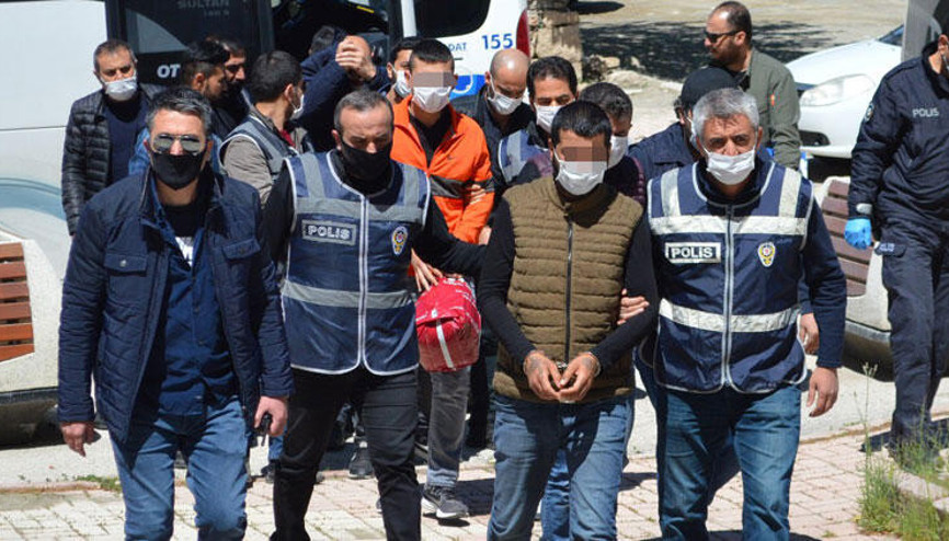 Beyzbol sopalarıyla dövüp, çıplak görüntülerini paylaştılar