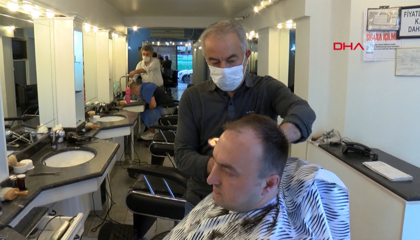 İstanbul’da berberler açıldı, ilk tıraşlar yapıldı