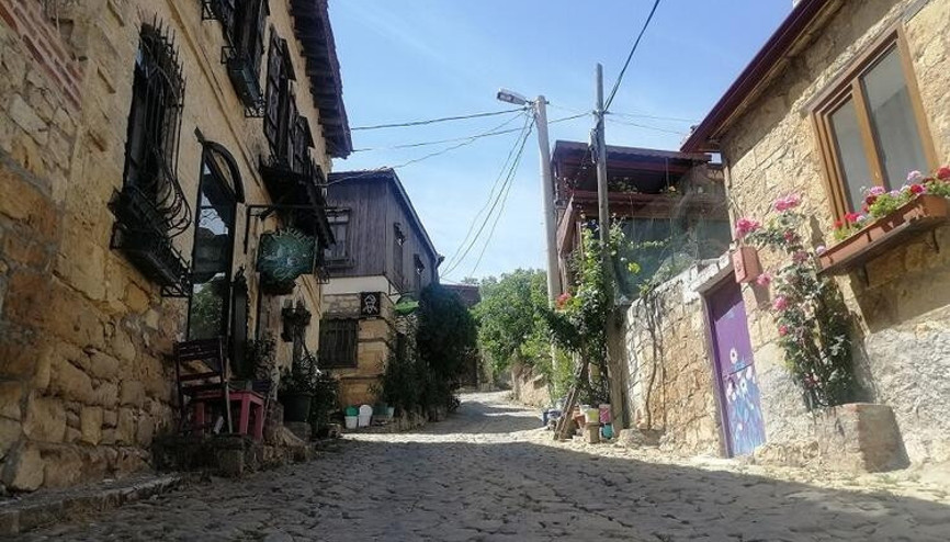 Bu köyde fotoğraf çekmek parayla Bu köyde fotoğraf çekmek parayla