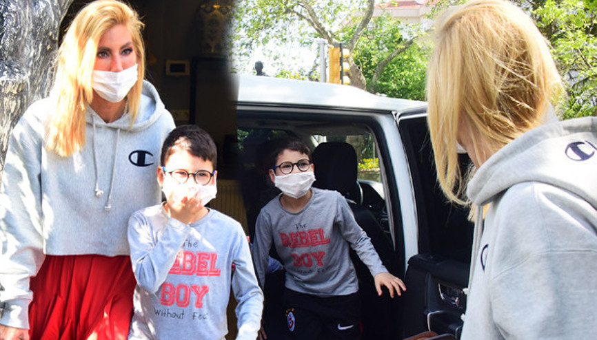 Çağla Şıkel ve çocukları çiçekçide