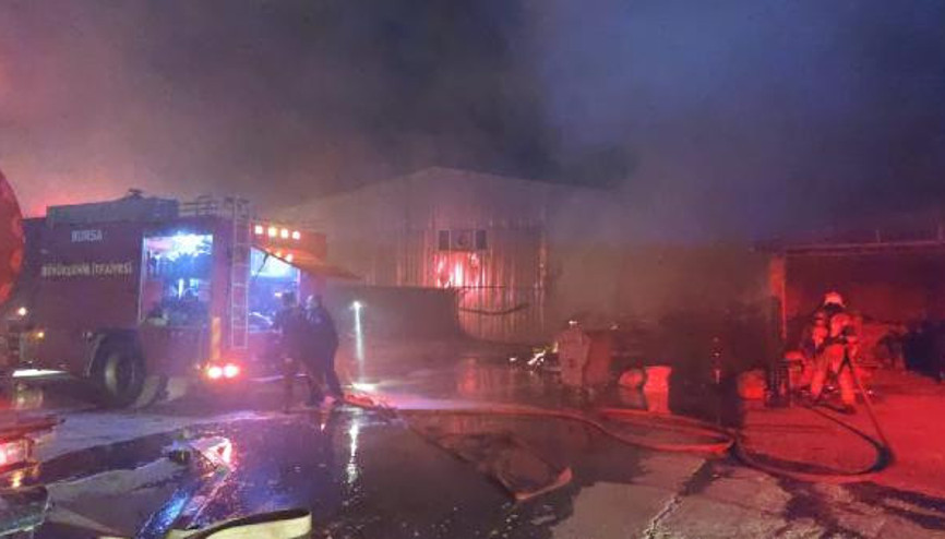 Bursada mobilya fabrikasının bahçesinde yangın Bursada mobilya fabrikasının bahçesinde yangın