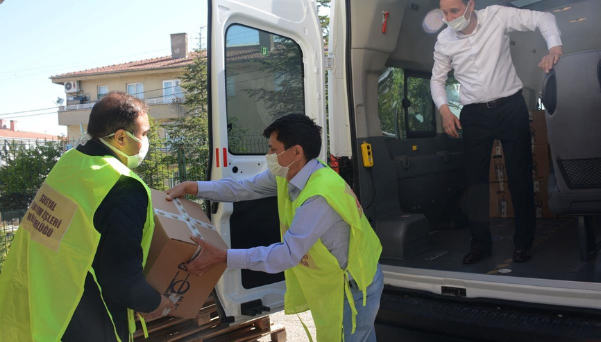 Engellilere gıda kolisi desteği