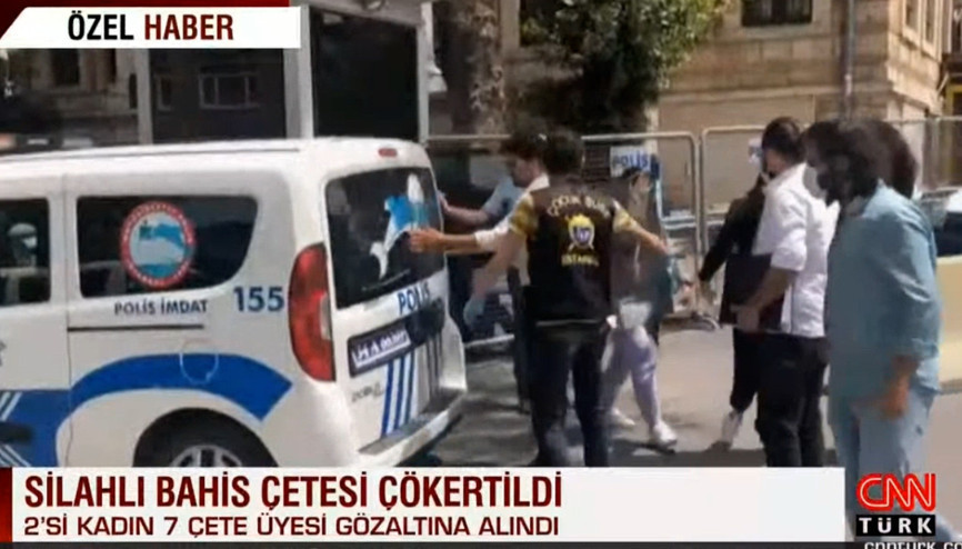 Silahlı bahis çetesinin otomobilinden cephanelik çıktı