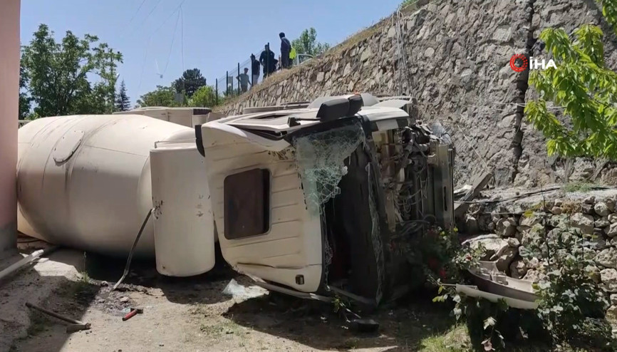 Tuncelide beton mikseri 5 metre yükseklikten bahçeye uçtu
