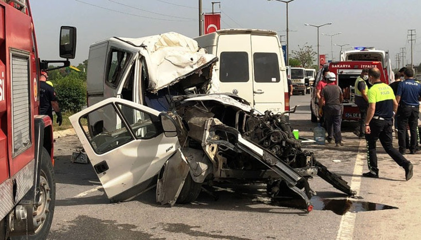 Refüjü aşan kamyonet işçi servisiyle çarpıştı: 5 yaralı