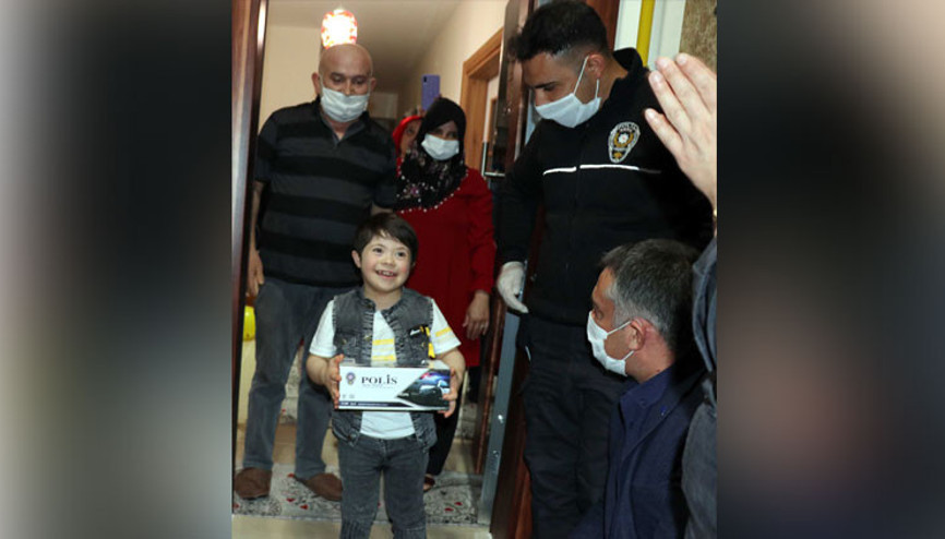 Down sendromlu çocuğa polislerden doğum günü sürprizi