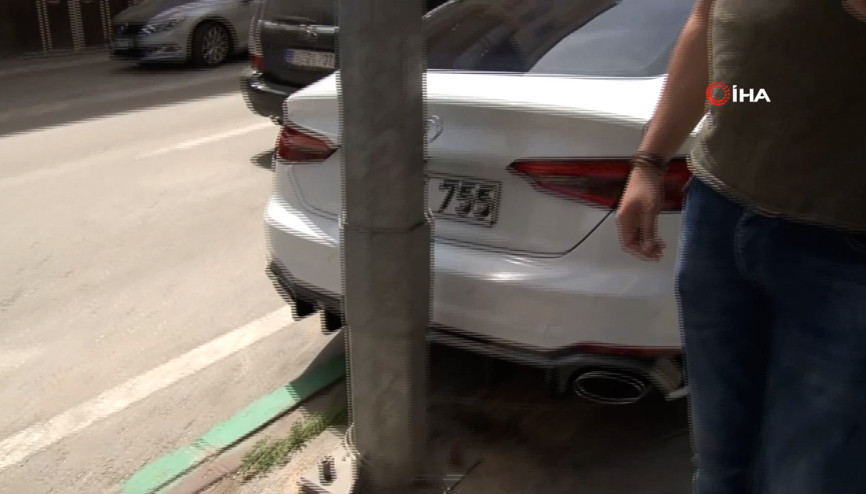Bursada bir kişi, dikkat çekmek için lüks otomobilini direğe zincirledi