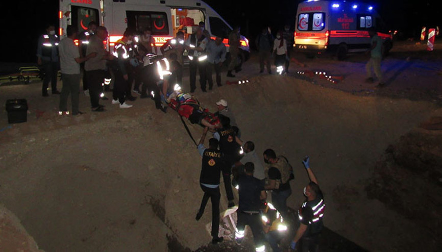 Otomobil yol çalışmasındaki çukura düştü; baba-oğul hayatını kaybetti