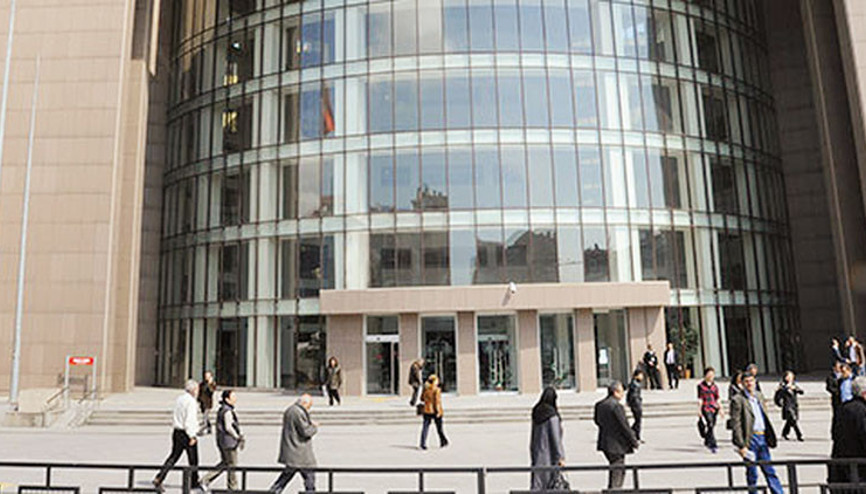 ‘Dayım olur’ dediği hakimin odasına bıçakla girmek istedi