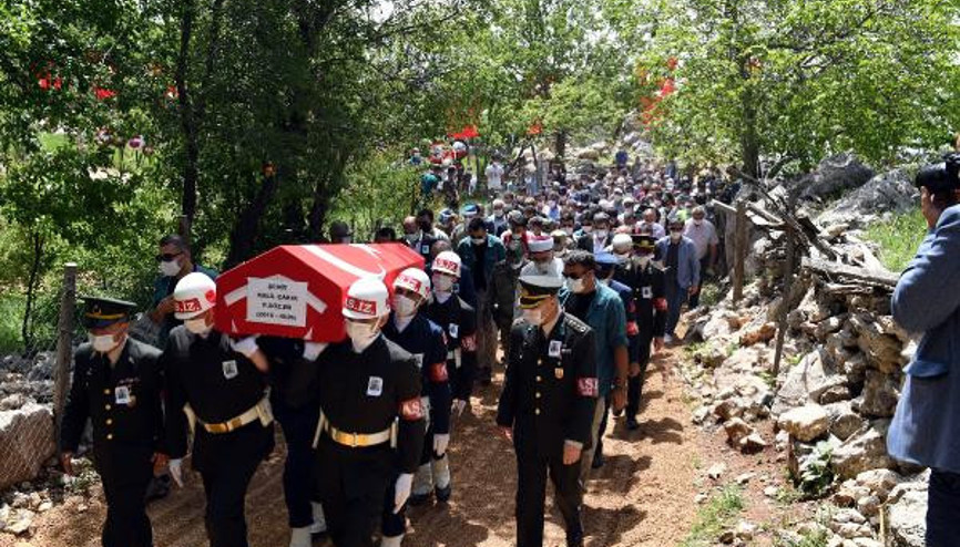 Şehit Sözleşmeli Er Halil Çakır son yolculuğuna uğurlandı Şehit Sözleşmeli Er Halil Çakır son yolculuğuna uğurlandı