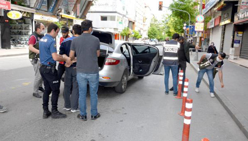 Avcılarda yasağa uymayan 3 kişiye ceza yazıldı, birinin üzerinde tabanca bulundu Avcılarda yasağa uymayan 3 kişiye ceza yazıldı, birinin üzerinde tabanca bulundu