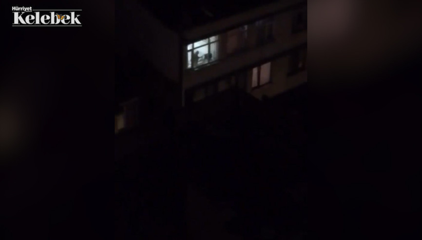 Cahit Berkaydan evinin penceresinden mini bir konser