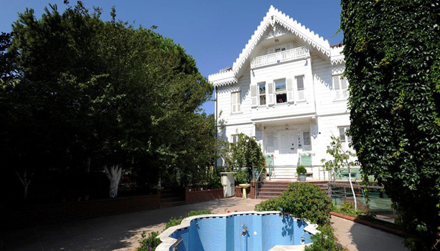 1800lü yılların sonunda yapıldı 100 milyon TLye satışa çıkarıldı... 14 oda, 3 salon, 3 mutfak, 10 banyo...