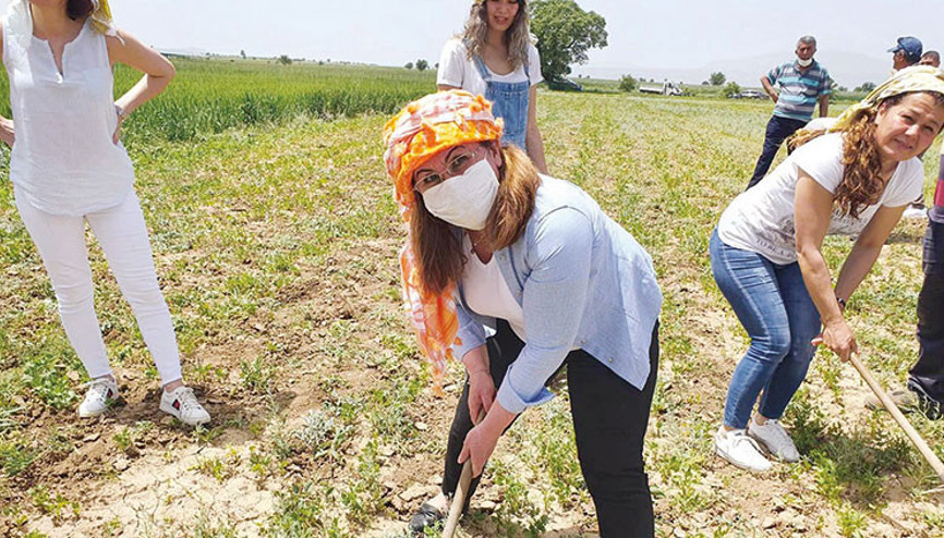 CHP’li vekil kadınlarla çapa salladı