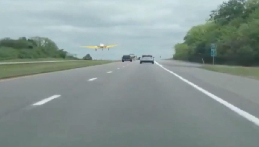 ABDde arızalanan uçak otoyola indi