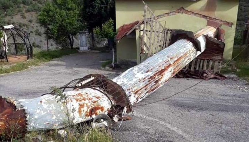 Şiddetli rüzgâr minareyi yıktı