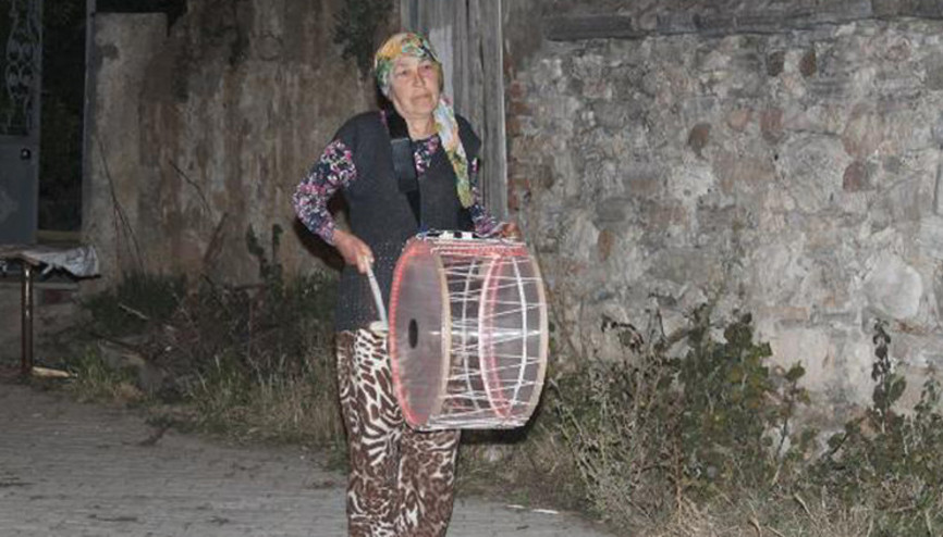Mahalleliyi sahura 5 çocuk annesi kadın, davul çalarak kaldırıyor