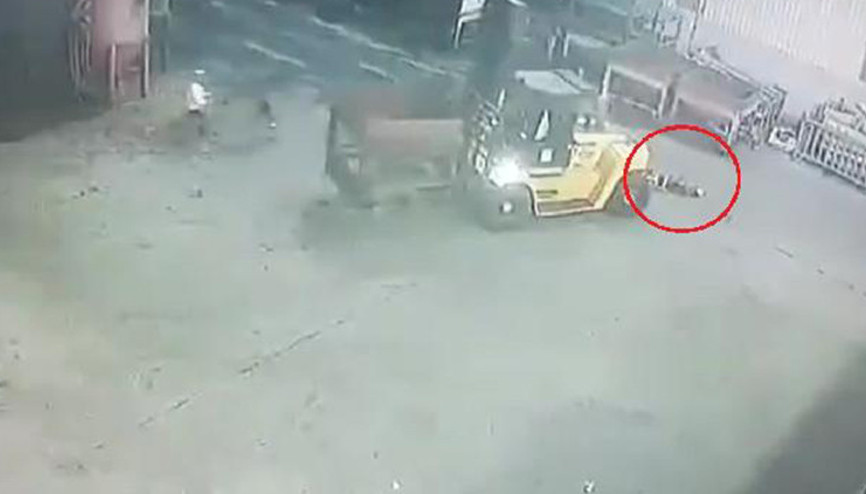 İşçinin forkliftin altında kalıp yaşamını yitirdiği kaza kamerada