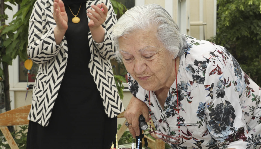 Mukadder teyzeye  sürpriz kutlama