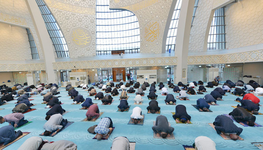 Avrupa’da korona gölgesinde bayram namazı kılındı