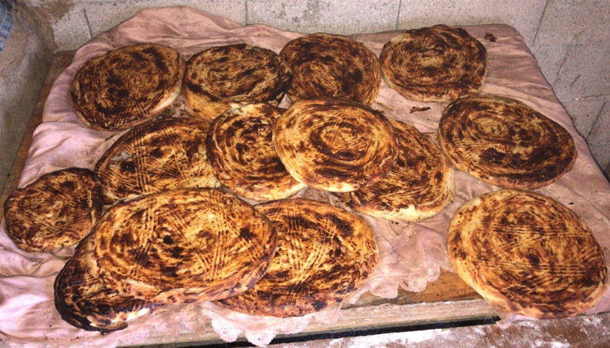 Tufanbeylide kadınların bayrama özel kömbe mesaisi