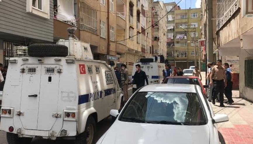 Diyarbakırda devriye gezen polis ekibine saksı atıldı: 1 polis yaralandı