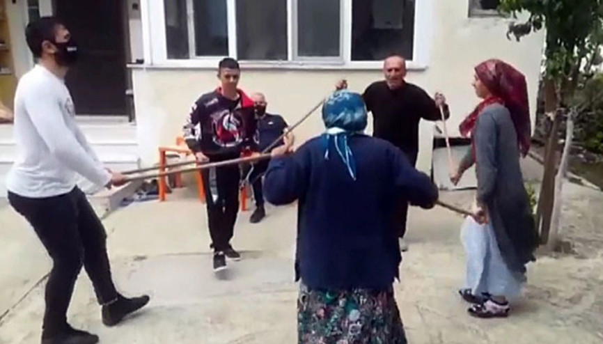Sosyal mesafe için sopalarla horon oynadılar