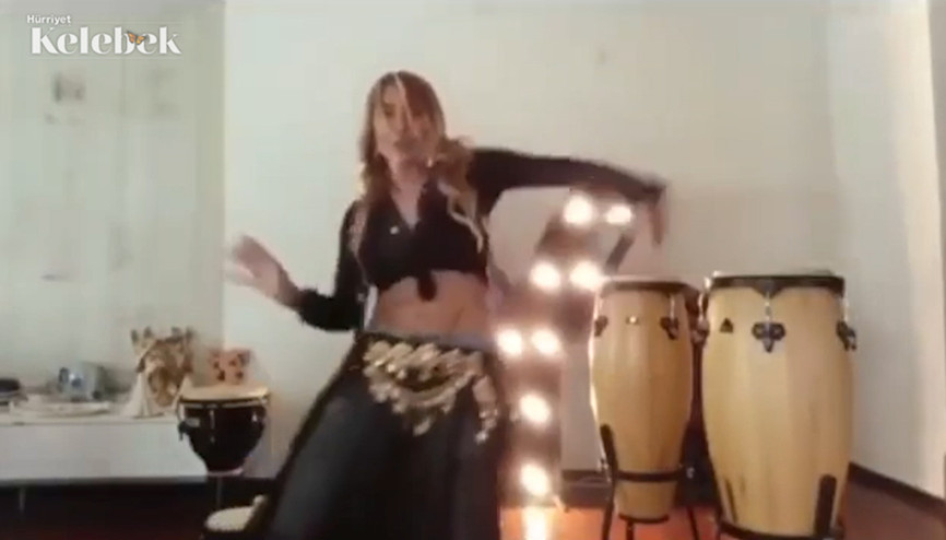 Yonca Evcimik’den göbek şov