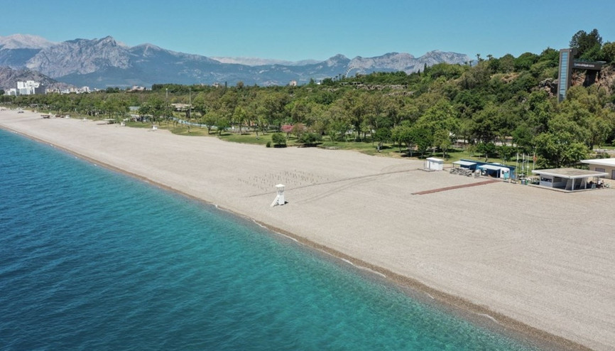 Antalyanın dünyaca ünlü Konyaaltı Plajında deniz keyfi sosyal mesafeli olacak