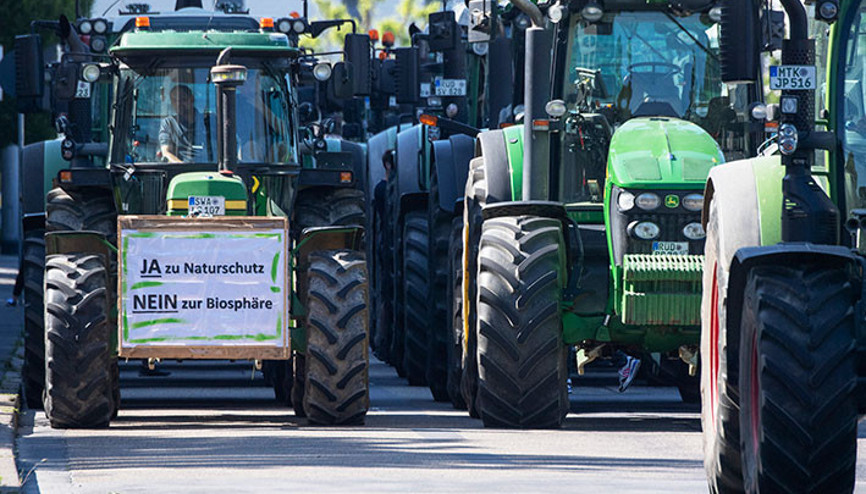 Traktörler tren istasyonunda