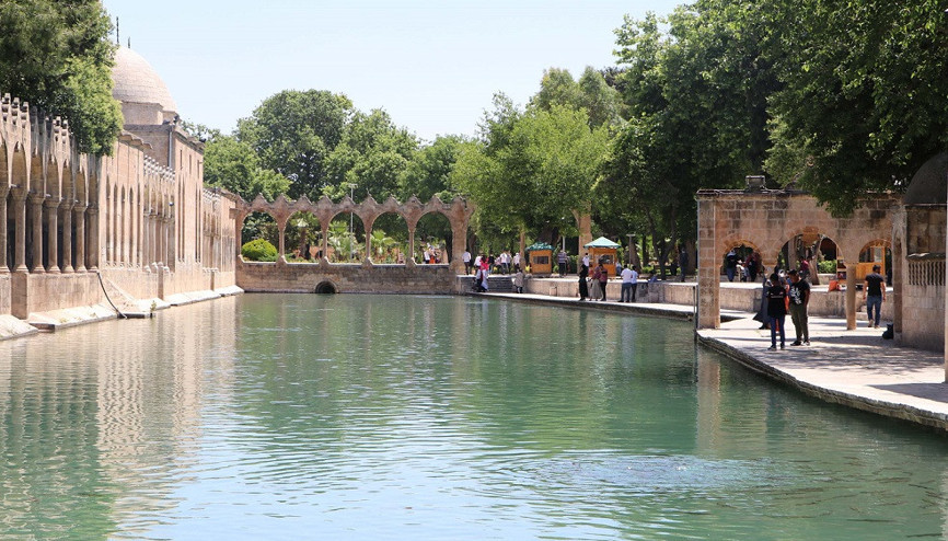 Şanlıurfa’da vatandaşlar Balıklıgöl ile hasret giderdi