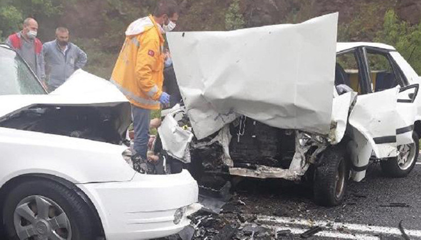 Ankarada otomobiller çarpıştı: 2 ölü, 3 yaralı