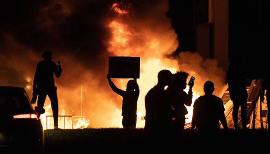Siyahi Floydun ölümüyle başlayan protestolar sonrası Minneapoliste flaş karar Siyahi Floydun ölümüyle başlayan protestolar sonrası Minneapoliste flaş karar