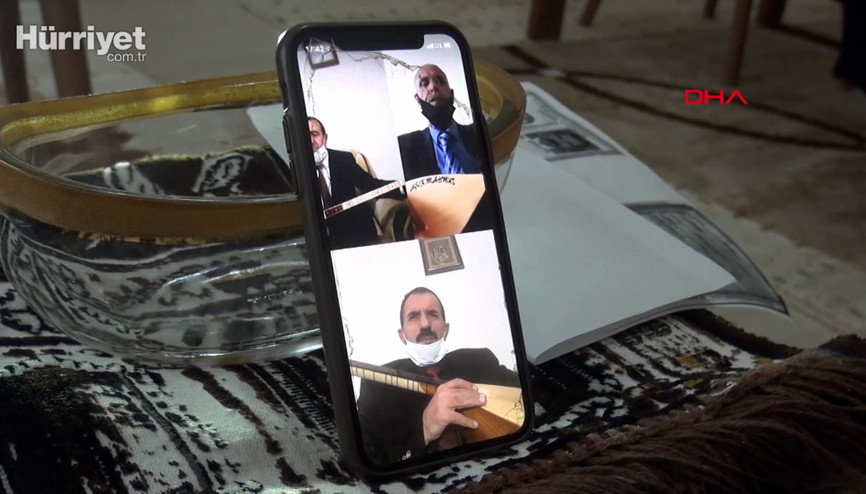 Halk ozanları online atıştı