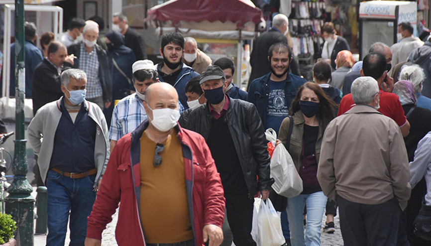 Eskişehir’de sokaklar doldu, sosyal mesafeye uyulmadı