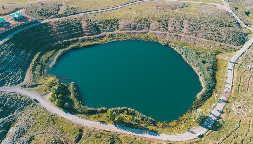 Dipsiz Göl güzelliğiyle doğaseverlerin ilgisini çekiyor