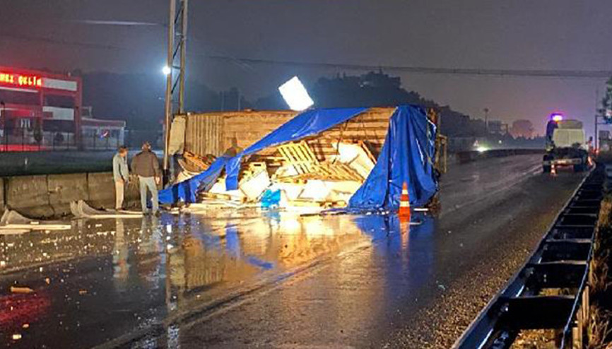 Kamyonun kasası yola devrildi, trafik aksadı