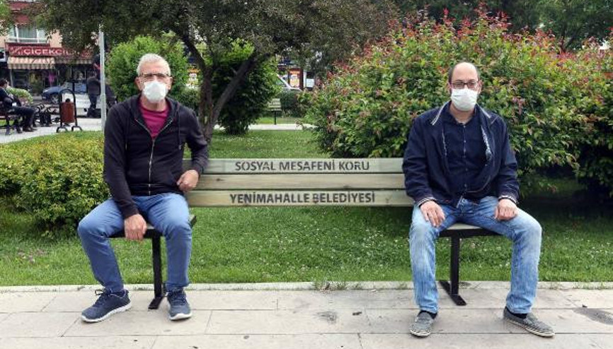 Koronavirüse karşı sosyal mesafeli bank Koronavirüse karşı sosyal mesafeli bank