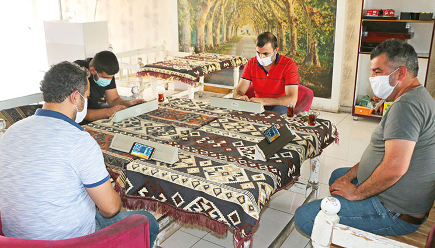 Kahvehanelerde dijital okey