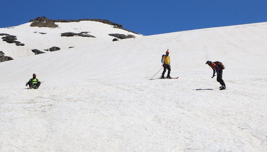 Berçelan Yaylasında haziranda snowboard