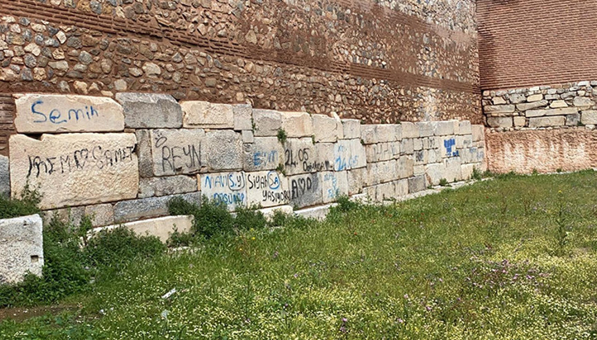 2 bin yıllık surlara, sprey boyayla yazı ayıbı sürüyor