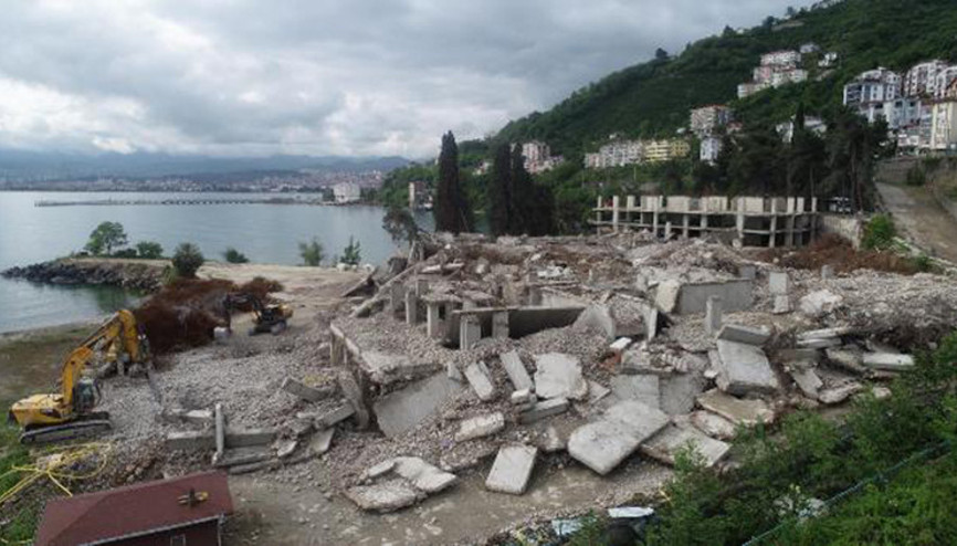 Ordu’da 17 katlı binaların yıkımı tamamlandı, moloz yığını kaldırılıyor