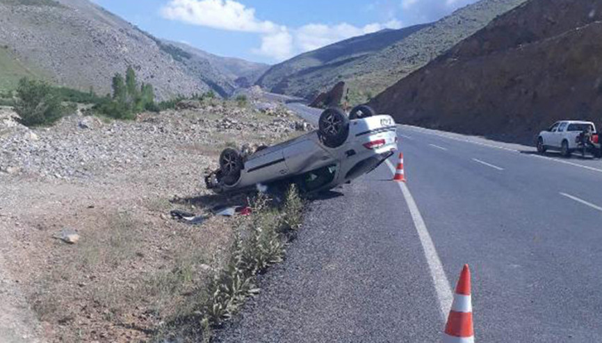 Çelikhanda otomobil şarampole devrildi: 4 yaralı