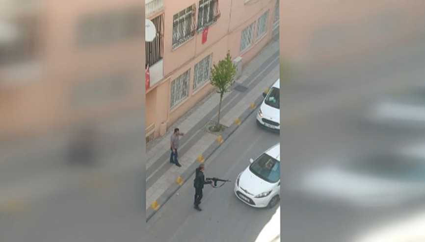 Caddede tüfekle dehşet saçtı O anlar kameraya yansıdı