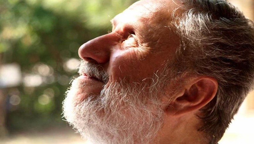 Kozasını sessizce ören şair