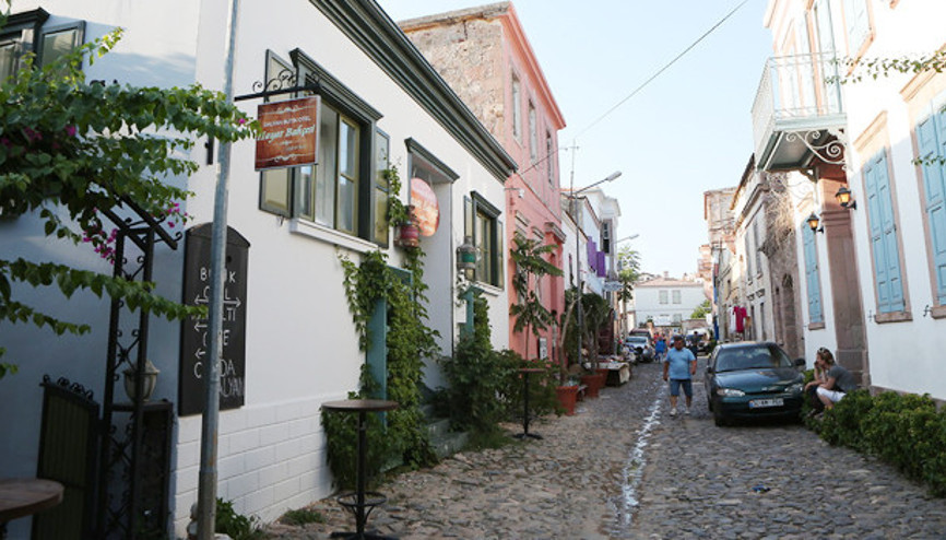 Cunda ziyaretçilerini ağırlıyor