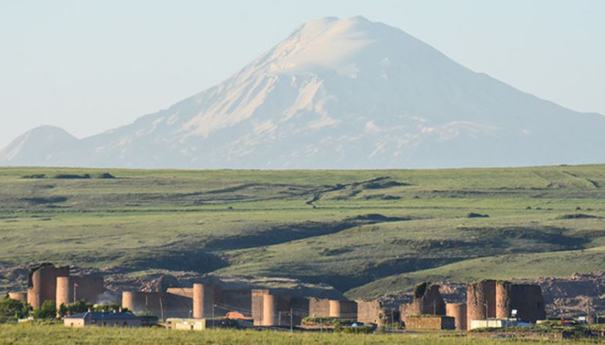 İhtişamlı Ağrı Dağı ile antik kent aynı karede