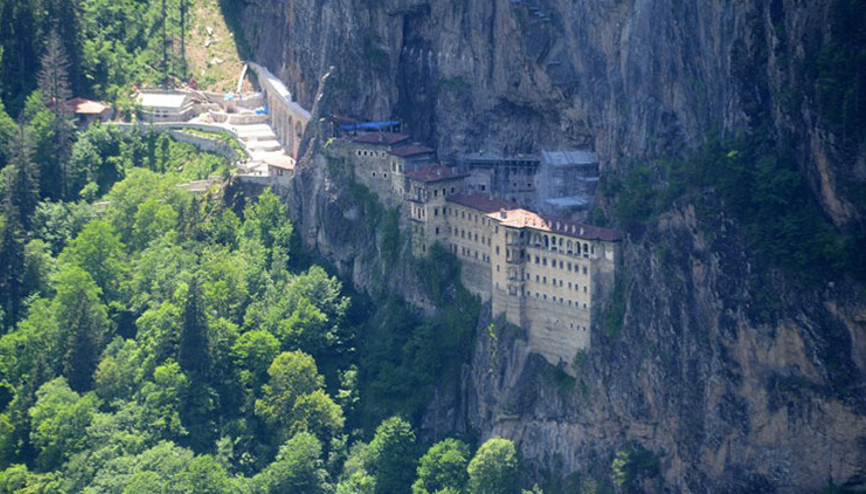 Sümelaya maske ve sosyal mesafeli ziyaret